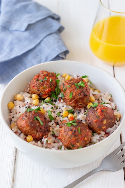 Albóndigas con arroz, garbanzos y semillas de sésamo.