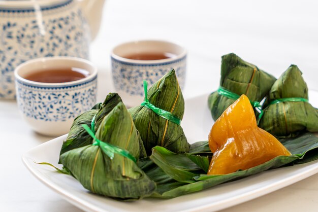 Albóndigas de arroz pegajoso chino tradicional o zongzi