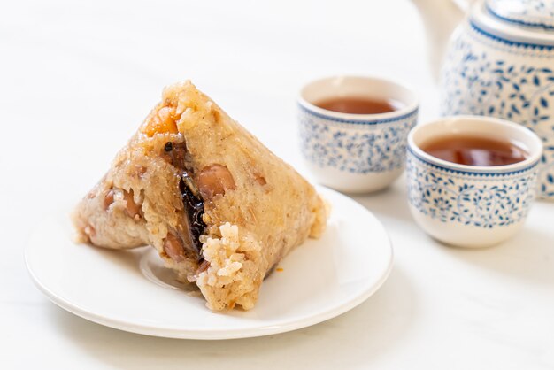 Albóndigas de arroz pegajoso chino tradicional o zongzi