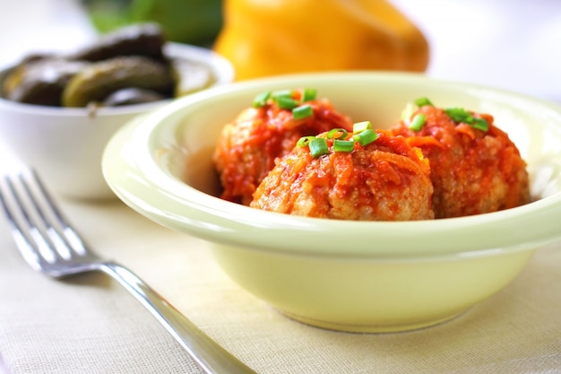 Albóndigas con arroz y salsa de tomate