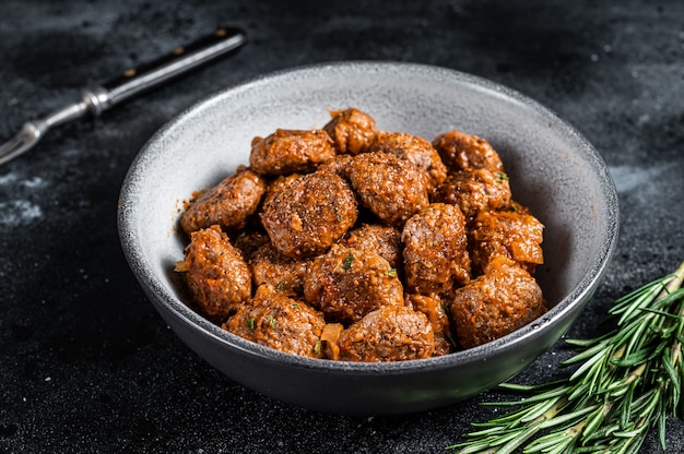 Albóndigas asadas en salsa de tomate de carne molida de res y cerdo con romero