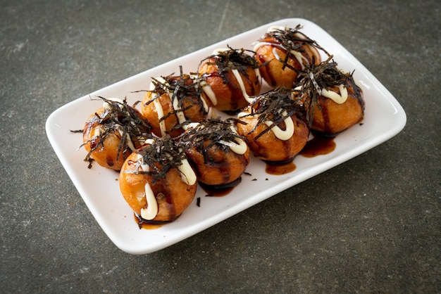 Albóndigas de bolas de takoyaki o bolas de pulpo - estilo de comida japonesa