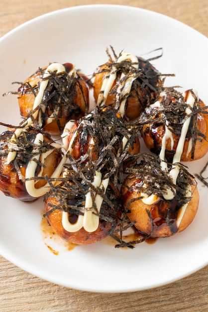 Albóndigas de bolas de takoyaki o bolas de pulpo - estilo de comida japonesa