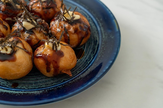 Albóndigas de bolas de takoyaki o bolas de pulpo - estilo de comida japonesa