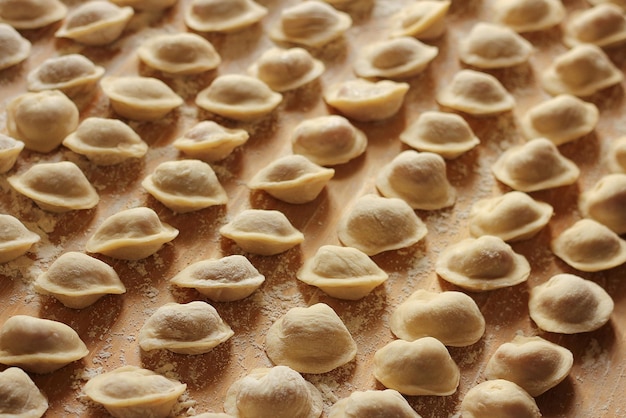 Albóndigas de carne caseras pelmeni ruso en mesa de madera