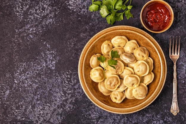 Albóndigas de carne caseras - pelmeni ruso.