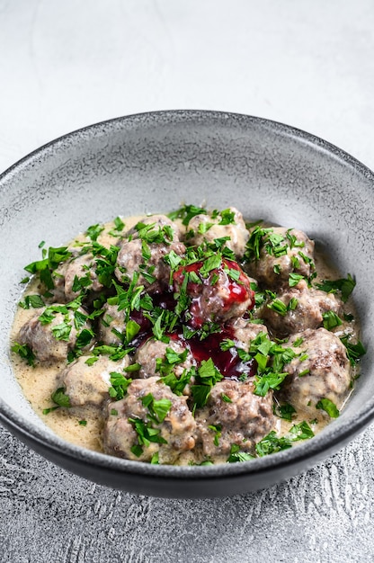 Albóndigas de carne molida con salsa de crema en un plato.