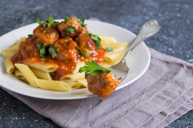 Albóndigas de carne con Penne.