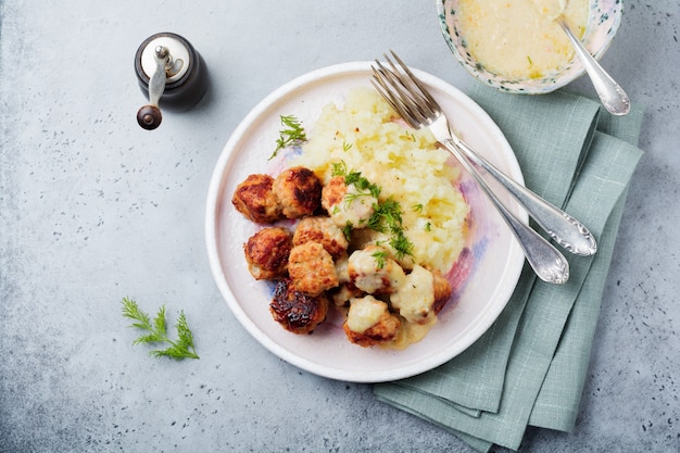 Albóndigas de carne con puré de patatas