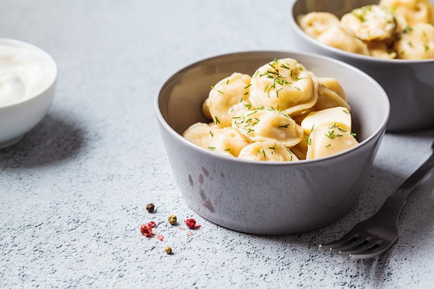 Albóndigas de carne rusas tradicionales con crema agria en un tazón gris. Concepto de cocina rusa.