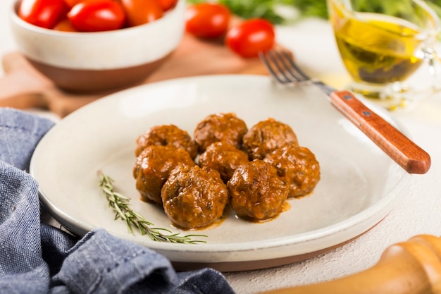 Albóndigas caseras asadas en la mesa