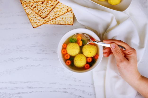 Albóndigas caseras de bolas de matzo con perejil para la Pascua