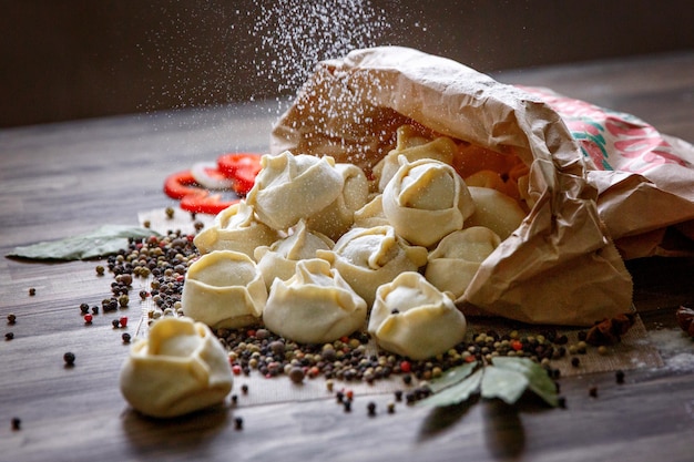 Albóndigas caseras de carne - pelmeni ruso.