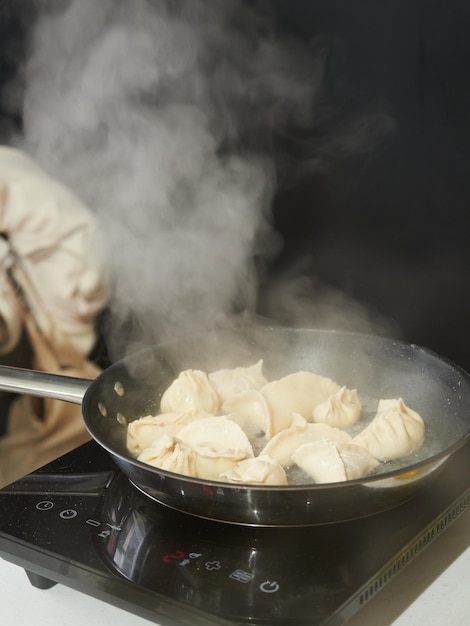 Foto albóndigas caseras humeantes en sartén