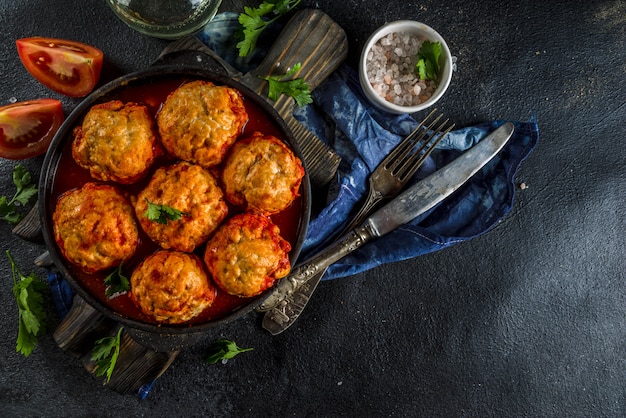 Albóndigas caseras de pollo en salsa de tomate