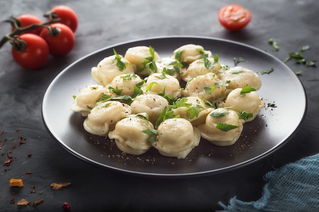 Albóndigas caseras preparadas con hierbas en un plato sobre la mesa