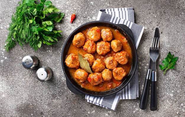 Foto albóndigas caseras con salsa de tomate.