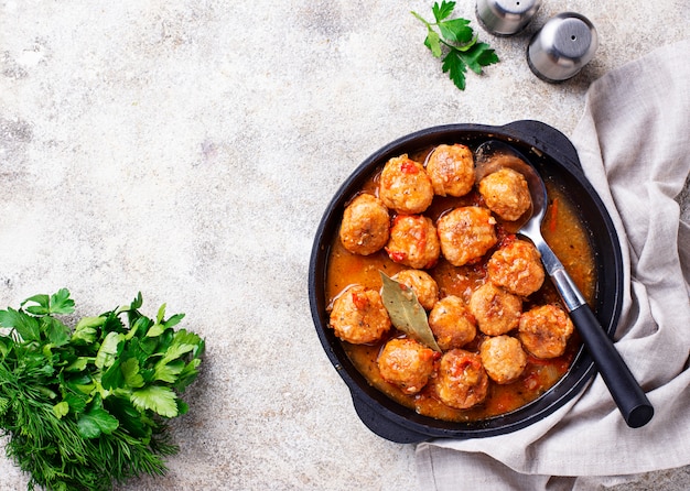 Albóndigas caseras con salsa de tomate.