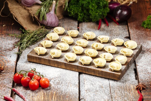 Albóndigas caseras semiacabadas pelmeni