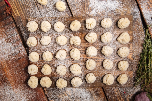 Albóndigas caseras semiacabadas pelmeni