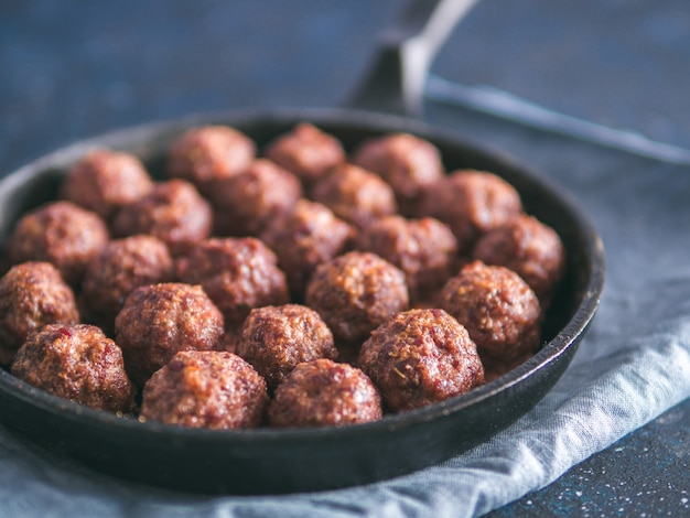 Foto albóndigas caseras de ternera en sartén de hierro fundido