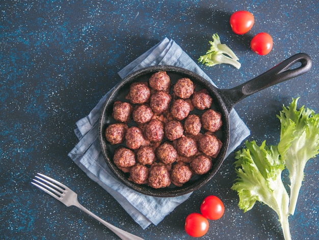 Foto albóndigas caseras de ternera en sartén de hierro fundido