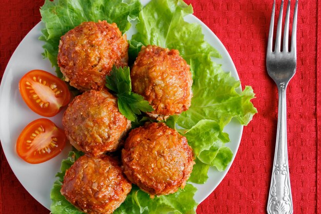 Albóndigas caseras con verduras en salsa de tomate Apetitoso plato proteico en un plato