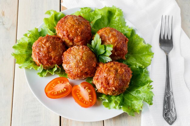 Albóndigas caseras con verduras en salsa de tomate Apetitoso plato de proteínas en un plato blanco