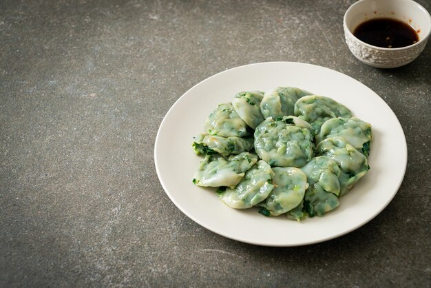 albóndigas de cebollino al vapor con salsa - Estilo de comida asiática