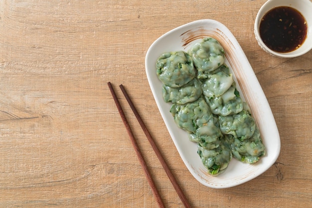 albóndigas de cebollino al vapor con salsa - Estilo de comida asiática