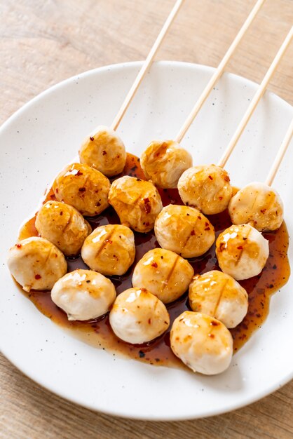 albóndigas de cerdo a la parrilla con salsa de chile dulce