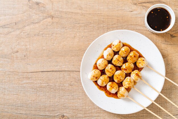 albóndigas de cerdo a la parrilla con salsa de chile dulce