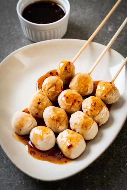 albóndigas de cerdo a la parrilla con salsa de chile dulce