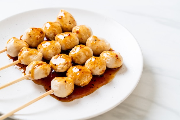 albóndigas de cerdo a la parrilla con salsa de chile dulce