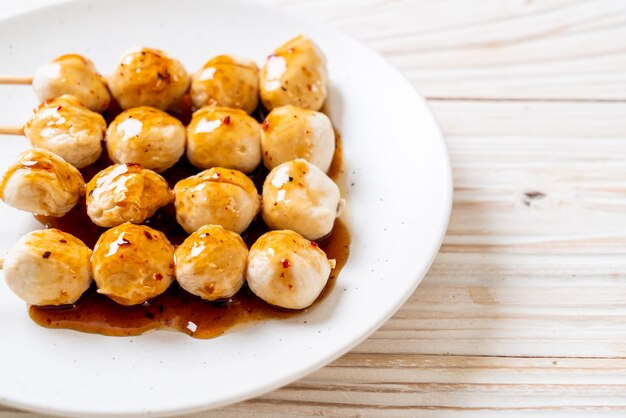 Albóndigas de cerdo a la parrilla con salsa de chili dulce