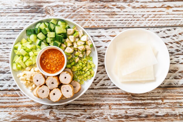 Albóndigas de cerdo vietnamita con envolturas de verduras