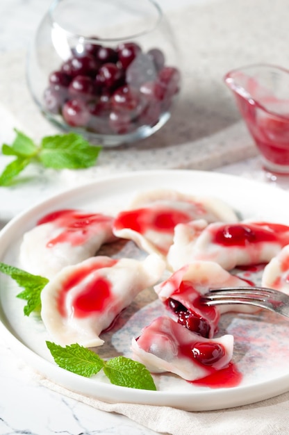 Albóndigas de cerezas dulces servidas con salsa de cerezas