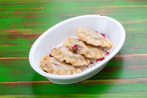 Albóndigas con cerezas Sobre un fondo de madera coloreada Plato vegetariano