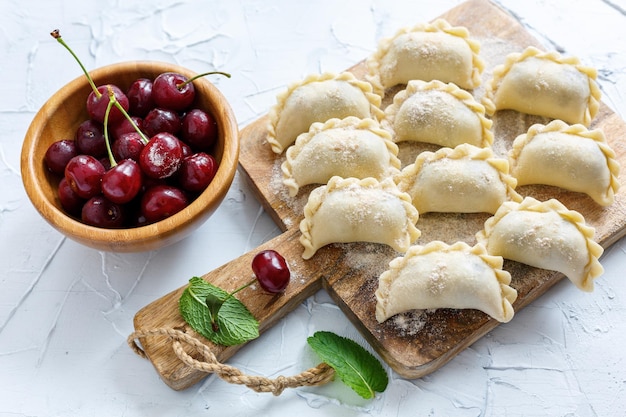 Albóndigas con cerezas en una tabla de madera