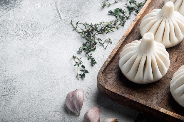 Foto albóndigas chinas baozi crudas. juego de bolas de masa hervida azian, en piedra gris