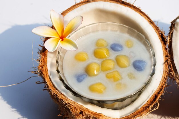 Albóndigas de coco en leche de coco dulce