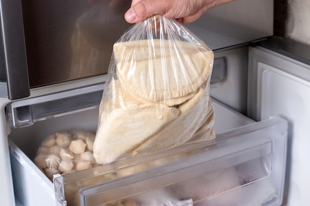 Albóndigas congeladas en el refrigerador