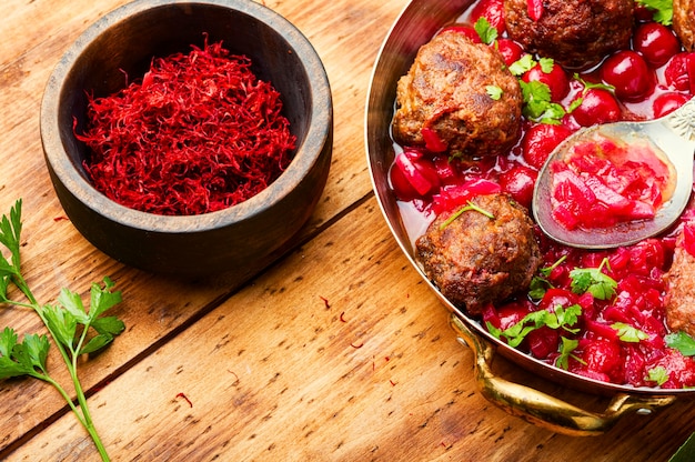 Albóndigas de cordero en salsa de cerezas