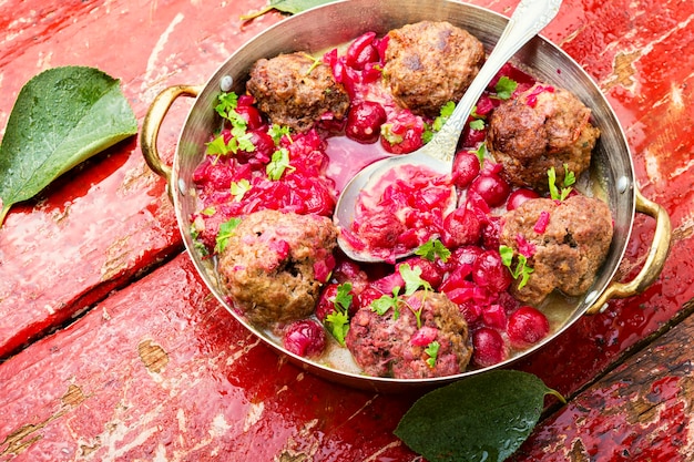 Albóndigas de cordero en salsa de cerezas