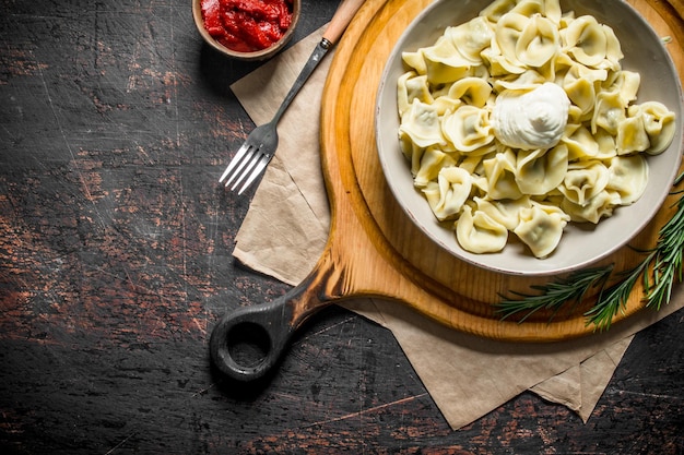 Foto albóndigas con crema agria y romero