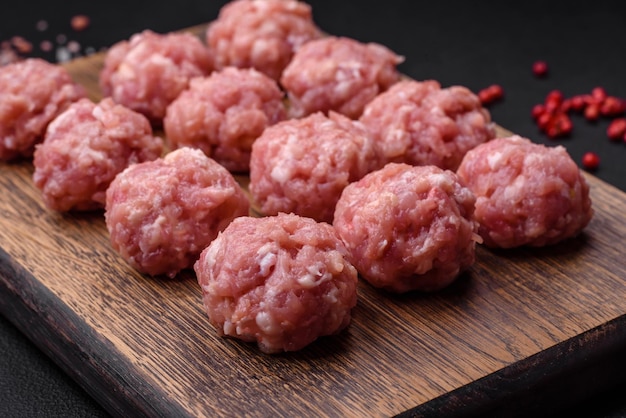 Albóndigas crudas de carne picada de res, cerdo o pollo con sal, especias y hierbas