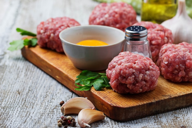 Albóndigas crudas en una tabla de cortar