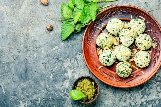 Albóndigas de cuajada de ortiga