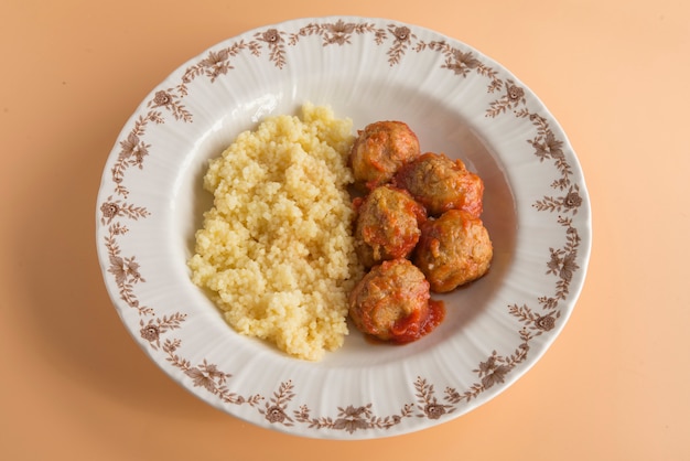 Albóndigas con cuscús típico marroquí