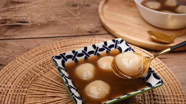 Albóndigas dulces tradicionales chinas en sopa de jengibre dulce.